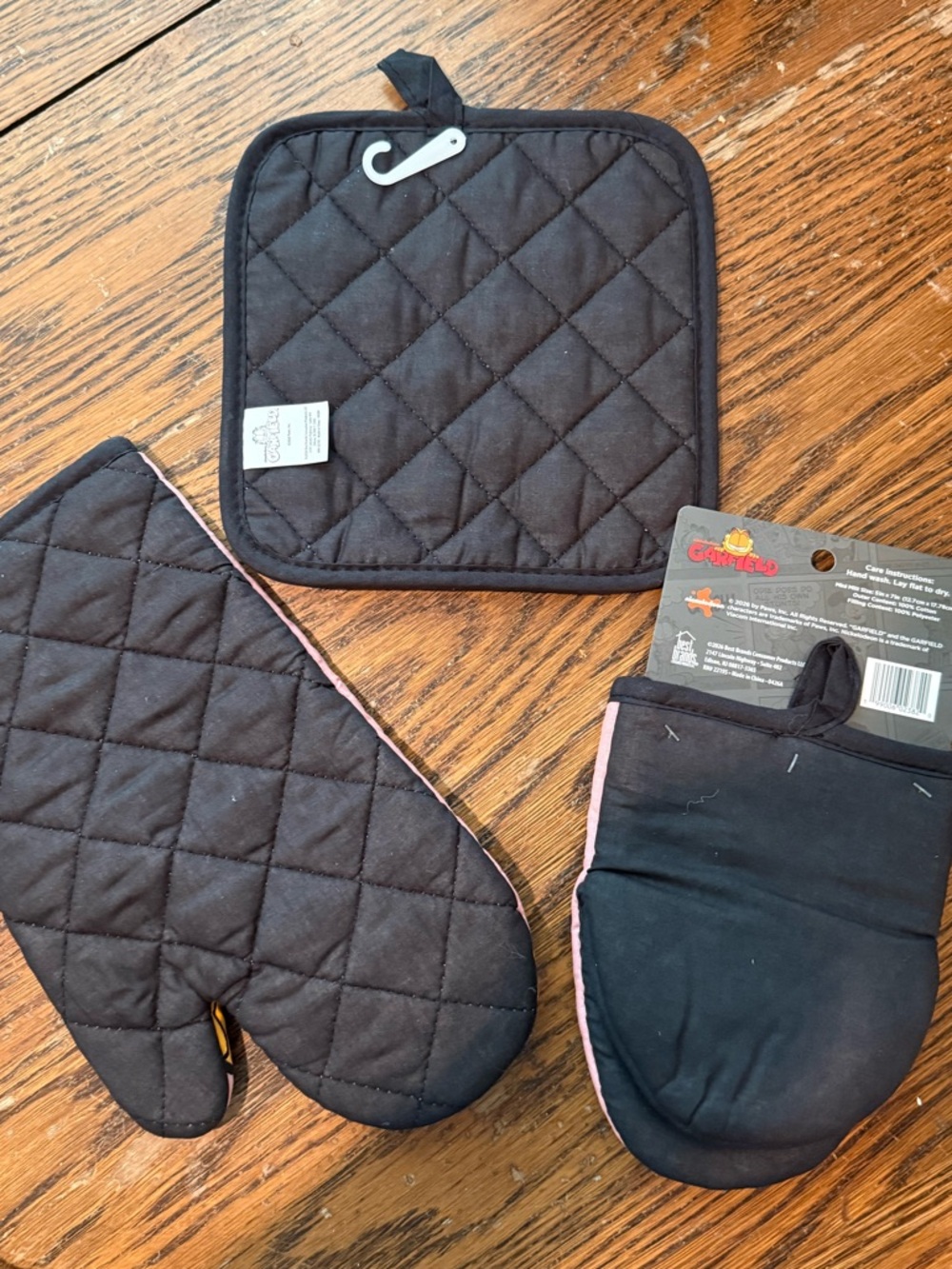 Garfield ‘Best Buds' Pink Oven Mitt Set - Picture 5 of 5